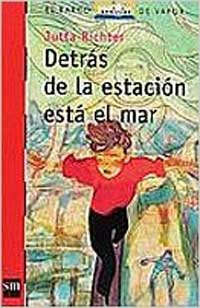 Detrás de la estación está el mar