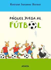 Miguel juega al fútbol