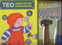 Teo juega con las herramientas