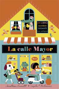 La calle mayor : un libro acordeón gigante con solapas