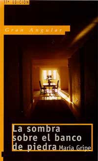 La sombra sobre el banco de piedra