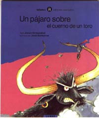 Un pájaro sobre el cuerno de un toro