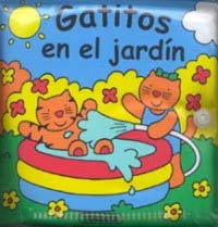Gatitos en el jardín